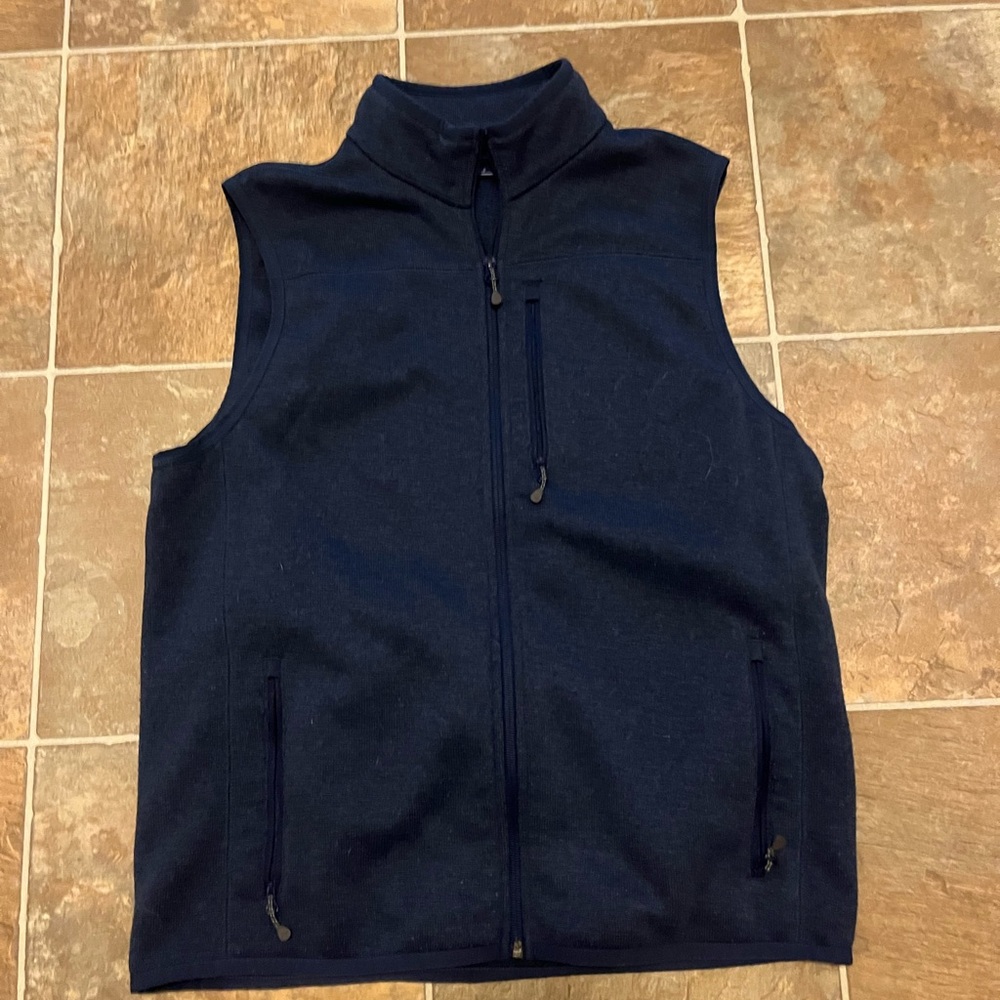 Vineyard Vine Men’s large navy vest